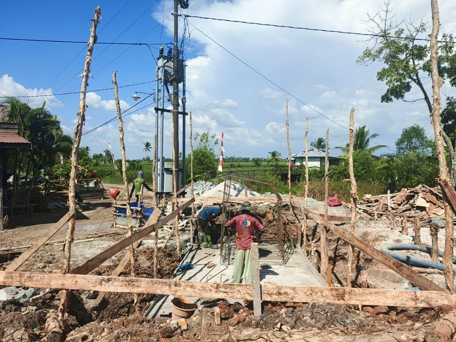 Pengecoran Angkur Box Tepi Dekat Jembatan Garuda Masih Berlanjut, Personel Kodim 1009/Tanah Laut Kejar Target