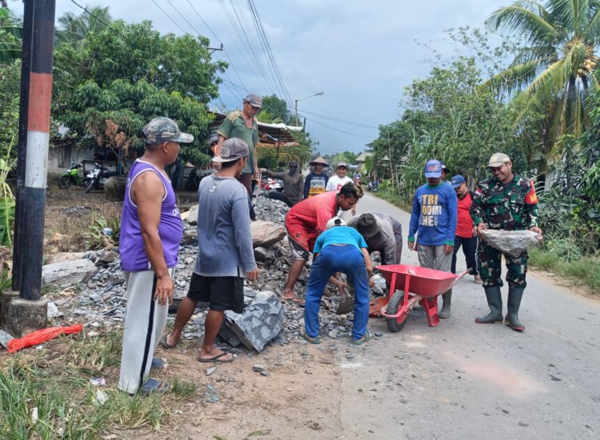 Babinsa Merubung Koramil 03/Tebas Ajak Warga Gotong Royong Timbun Jalan Gang Wilayah Binaan