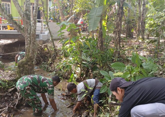 Wujud Kepedulian, Warga Bersama Satgas Bersihkan Area Jembatan Garuda