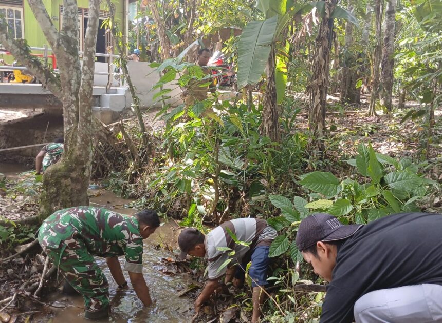 Wujud Kepedulian, Warga Bersama Satgas Bersihkan Area Jembatan Garuda