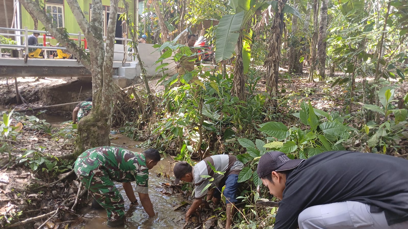 Wujud Kepedulian, Warga Bersama Satgas Bersihkan Area Jembatan Garuda