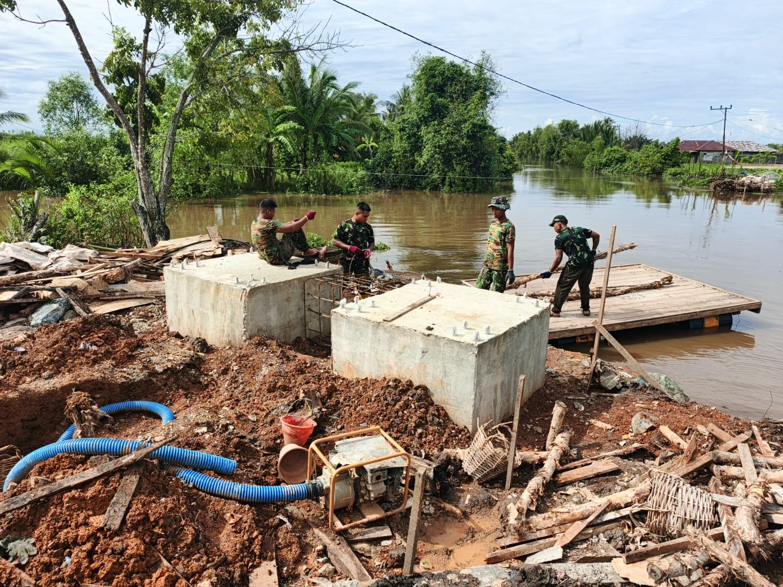 Pengecoran Tepi Dekat Tuntas, Personel Kodim 1009/Tanah Laut Kebut Droping Material ke Tepi Jauh