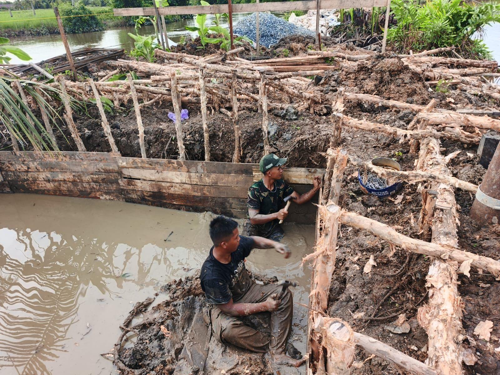 Berkutat dengan Lumpur, Penggalian Pondasi Cakar Ayam Angkur Box Jembatan Garuda Tepi Jauh Dimulai