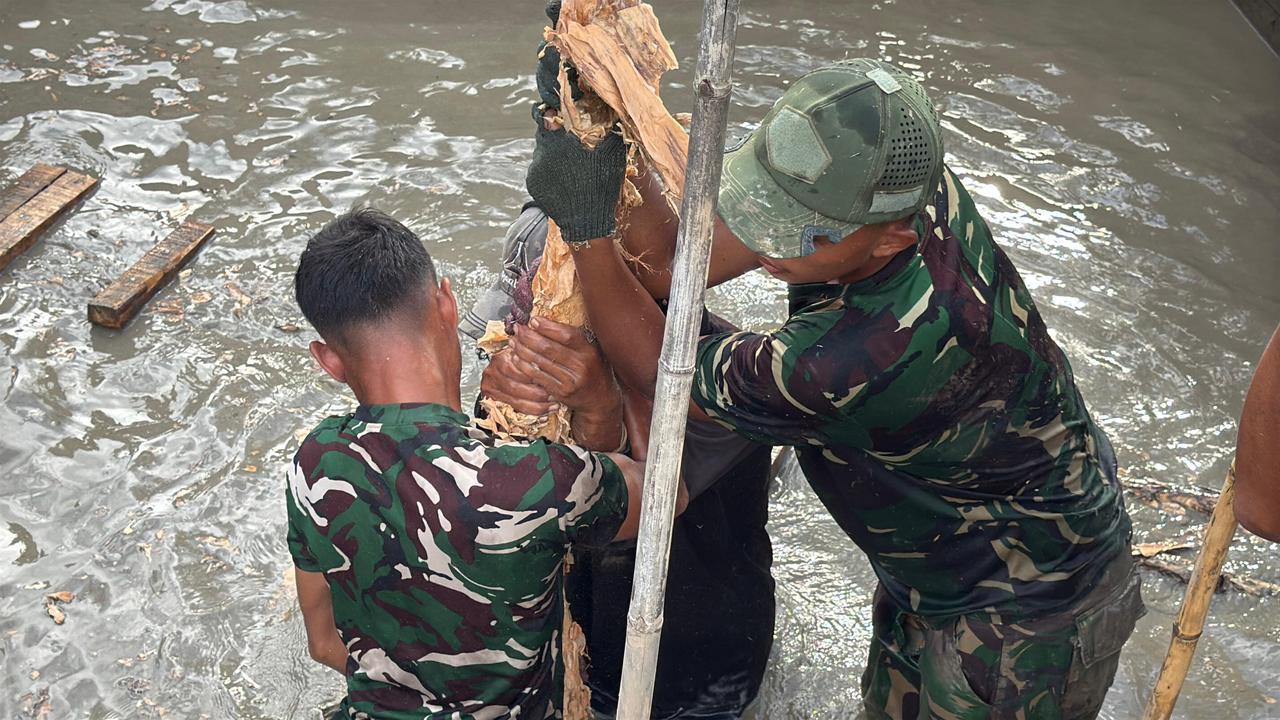 Perkuat Landasan Angkur Box, Personel Kodim 1009/Tanah Laut Pasang Cerucuk Kayu Galam