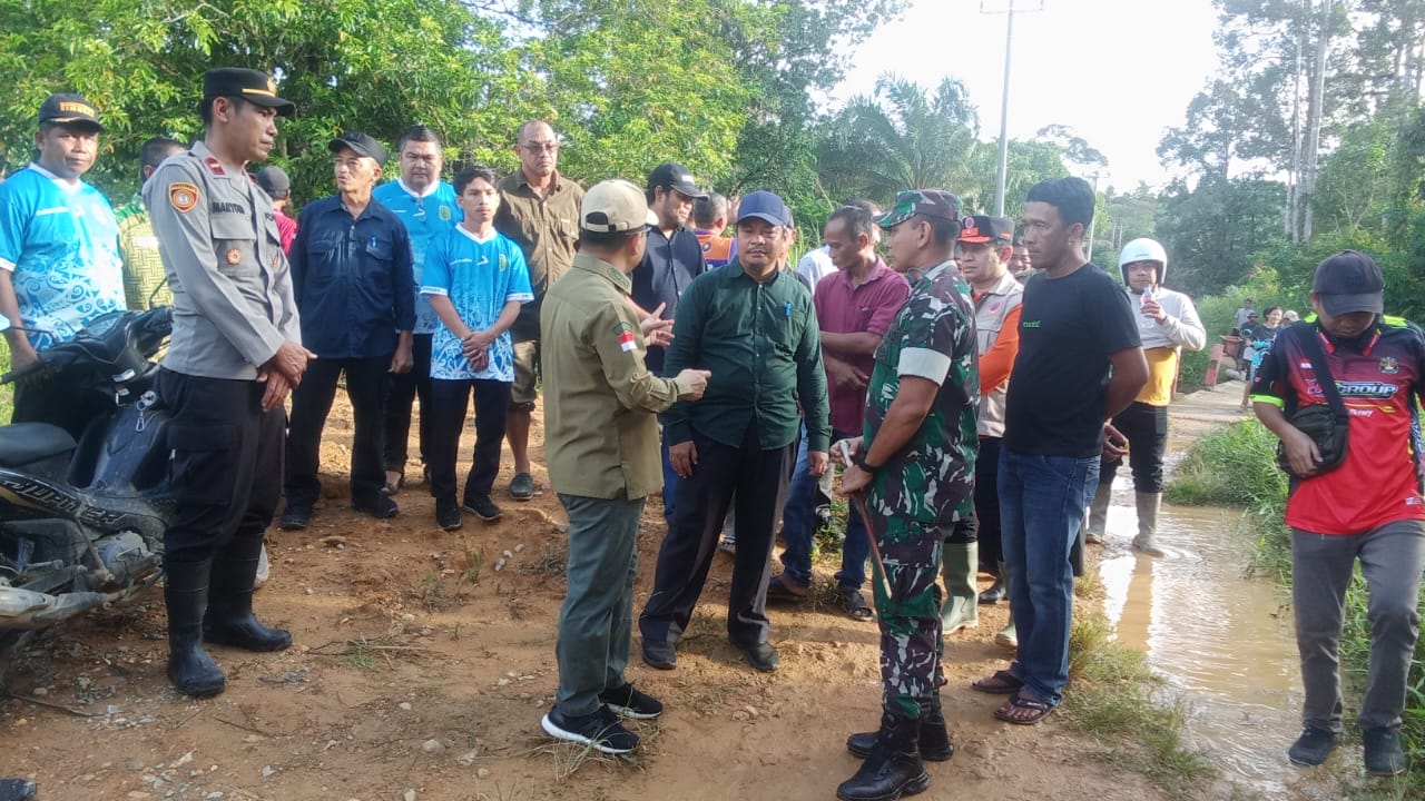 Dandim 1208/Sambas Dampingi Bupati Tinjau Jembatan Ambruk di Desa Tebuah Elok, Rencanakan Percepatan Pembangunan