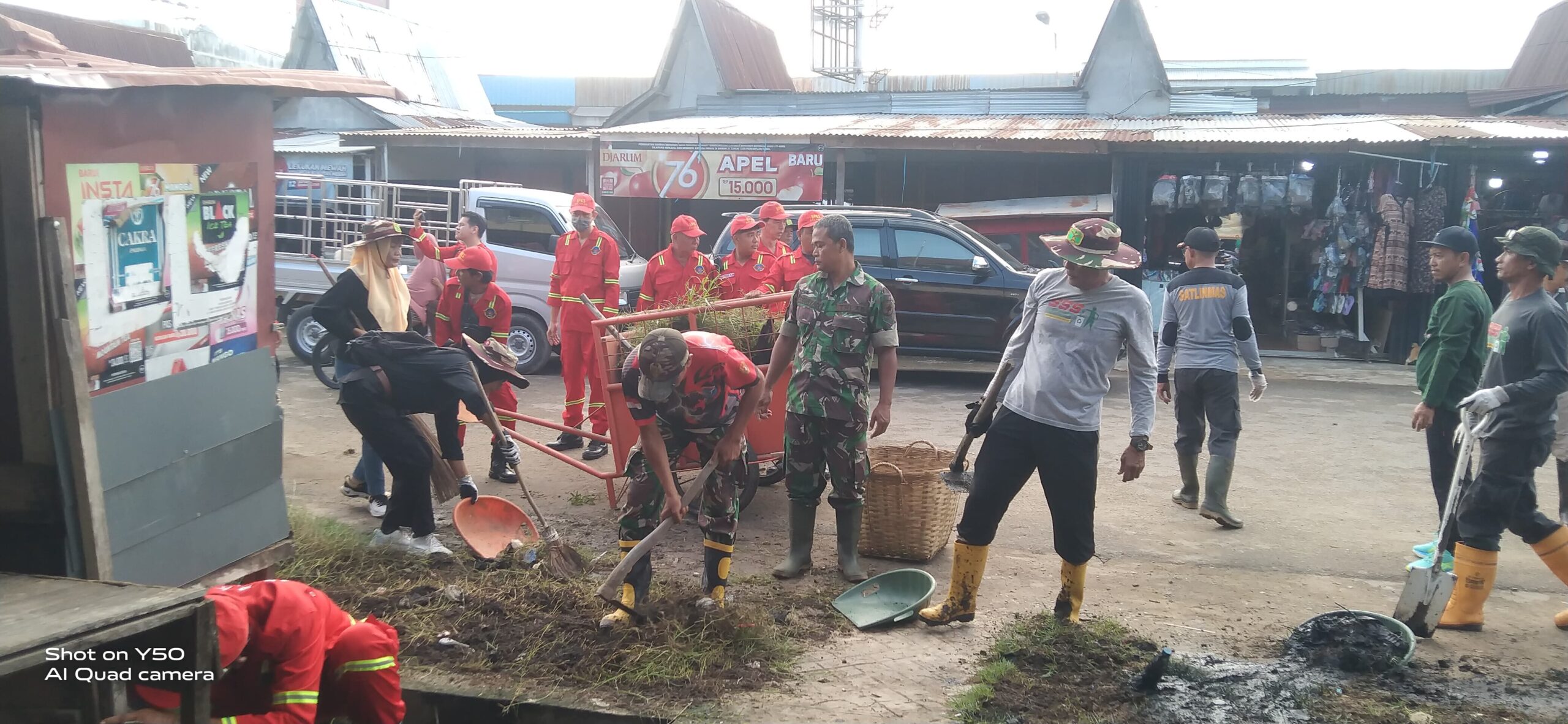 Gerakan Indonesia Asri, Anggota Koramil 06/Selakau Gotong Royong Bersama Warga Bersihkan Pasar