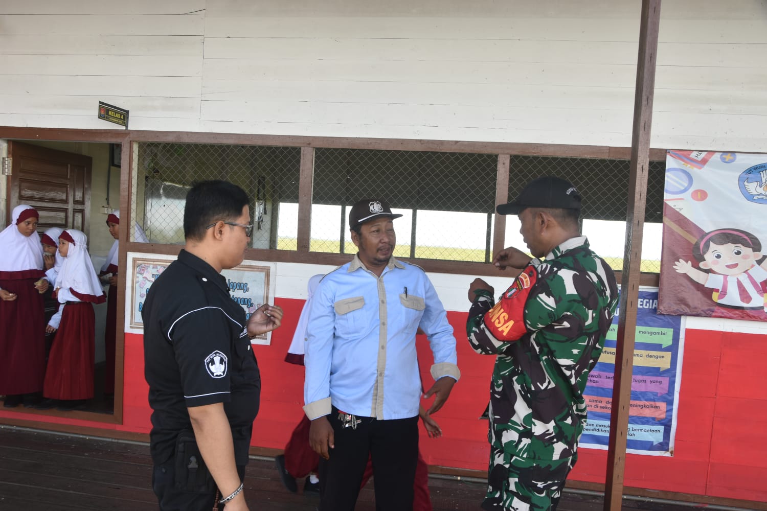 Babinsa Koramil 1002-08/Labuan Amas Utara Pererat Silaturahmi Melalui Komsos di Wilayah Terluar