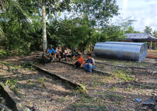 Babinsa Tekarang Dampingi Dan Bantu Warga Bangun Jembatan Aramco di Wilayah Binaan