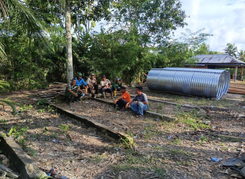 Babinsa Tekarang Dampingi Dan Bantu Warga Bangun Jembatan Aramco di Wilayah Binaan