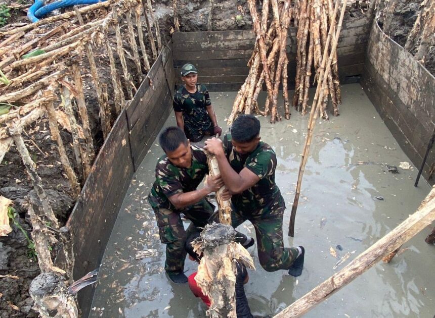 Pemasangan Cerucuk Angkur Box dan Menara Pilon Terus Dikebut, Personel Kodim 1009/Tanah Laut Pantang Kendur