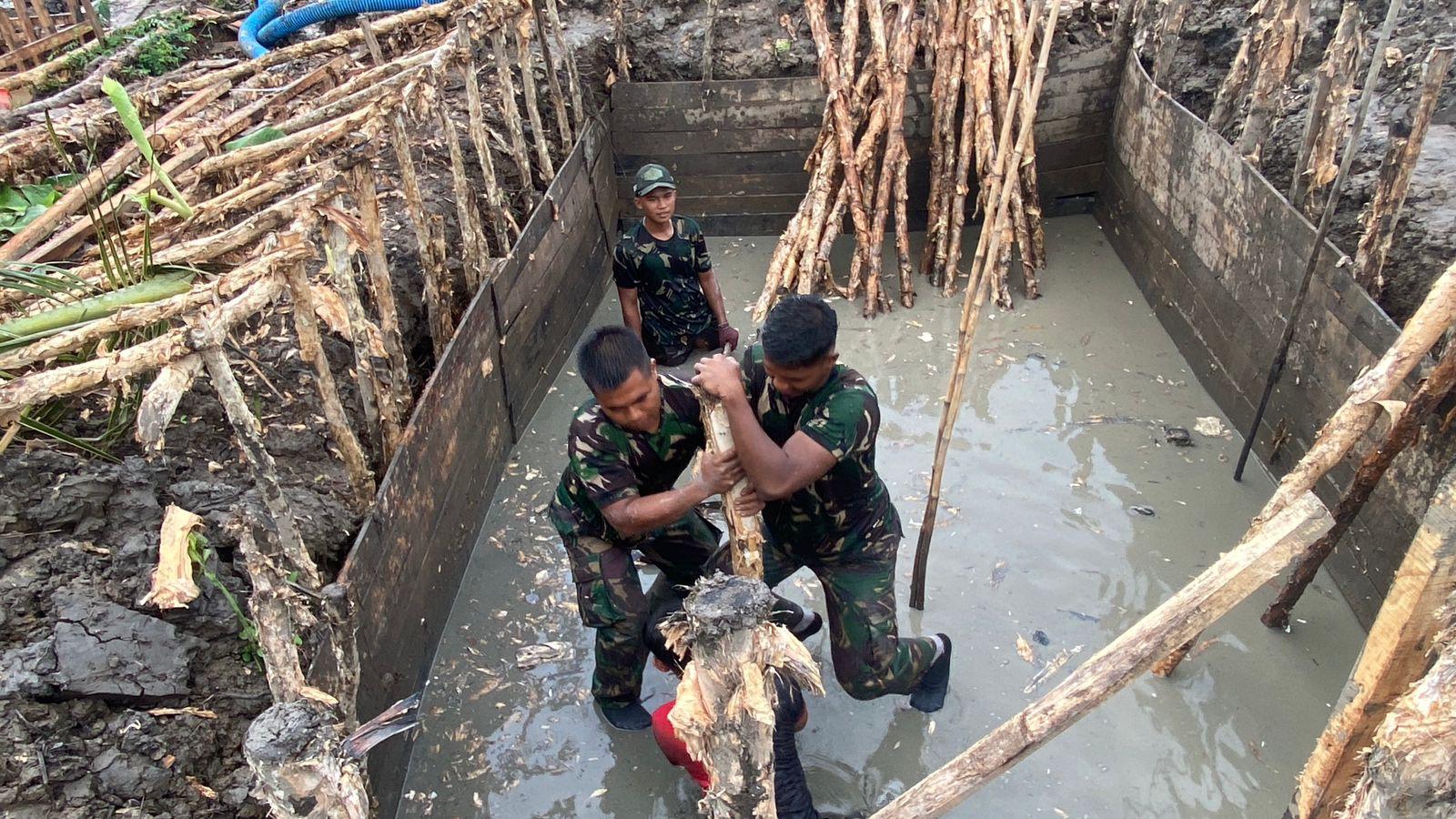 Pemasangan Cerucuk Angkur Box dan Menara Pilon Terus Dikebut, Personel Kodim 1009/Tanah Laut Pantang Kendur