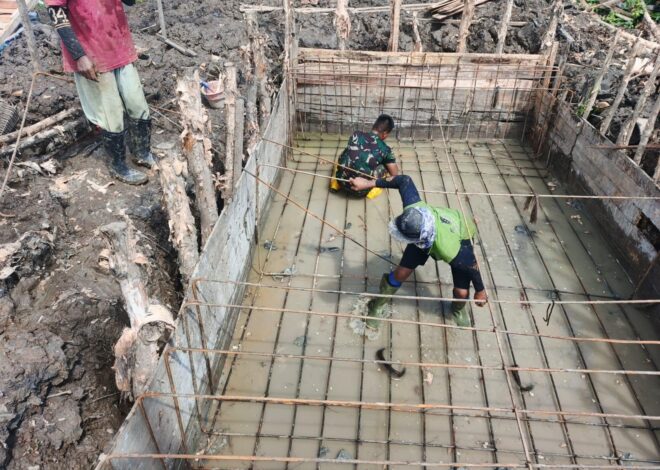 Pemancangan Kayu Galam Rampung, Personel Kodim 1009/Tanah Laut Mulai Rakit Besi Angkur Box Tepi Jauh Jembatan Garuda
