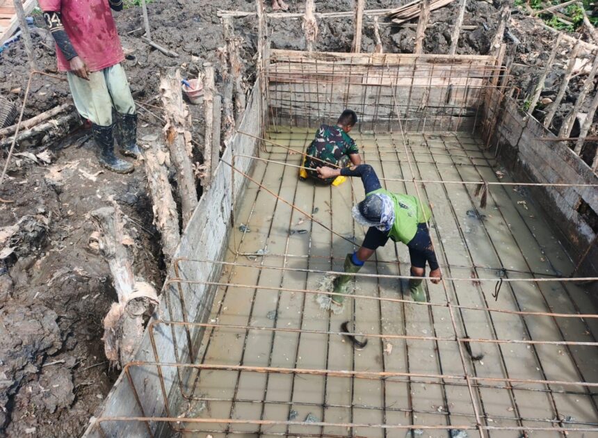 Pemancangan Kayu Galam Rampung, Personel Kodim 1009/Tanah Laut Mulai Rakit Besi Angkur Box Tepi Jauh Jembatan Garuda