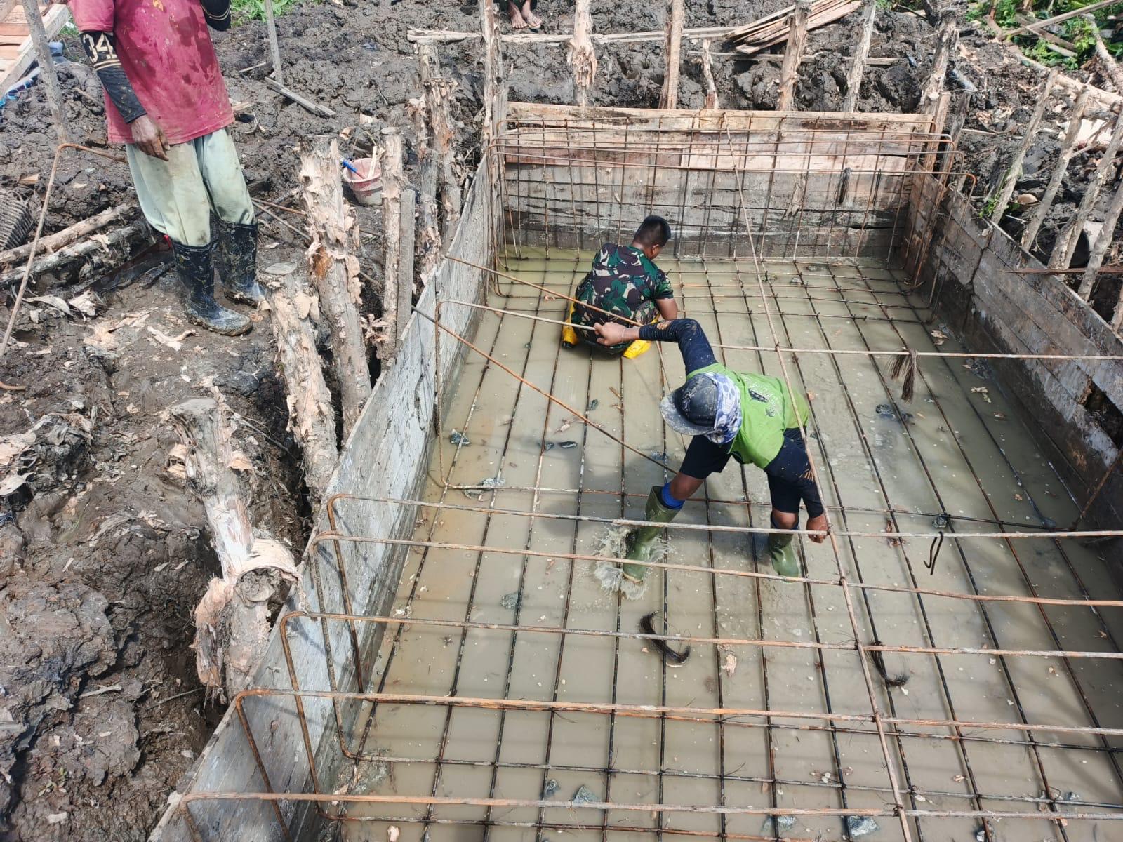 Pemancangan Kayu Galam Rampung, Personel Kodim 1009/Tanah Laut Mulai Rakit Besi Angkur Box Tepi Jauh Jembatan Garuda