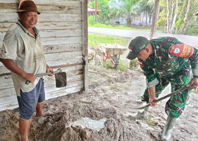 Bantu Ringankan Beban Warga, Babinsa Matang Danau Komsos Bersama Warga Bangun Warung Jualan