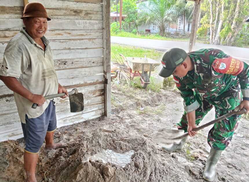 Bantu Ringankan Beban Warga, Babinsa Matang Danau Komsos Bersama Warga Bangun Warung Jualan