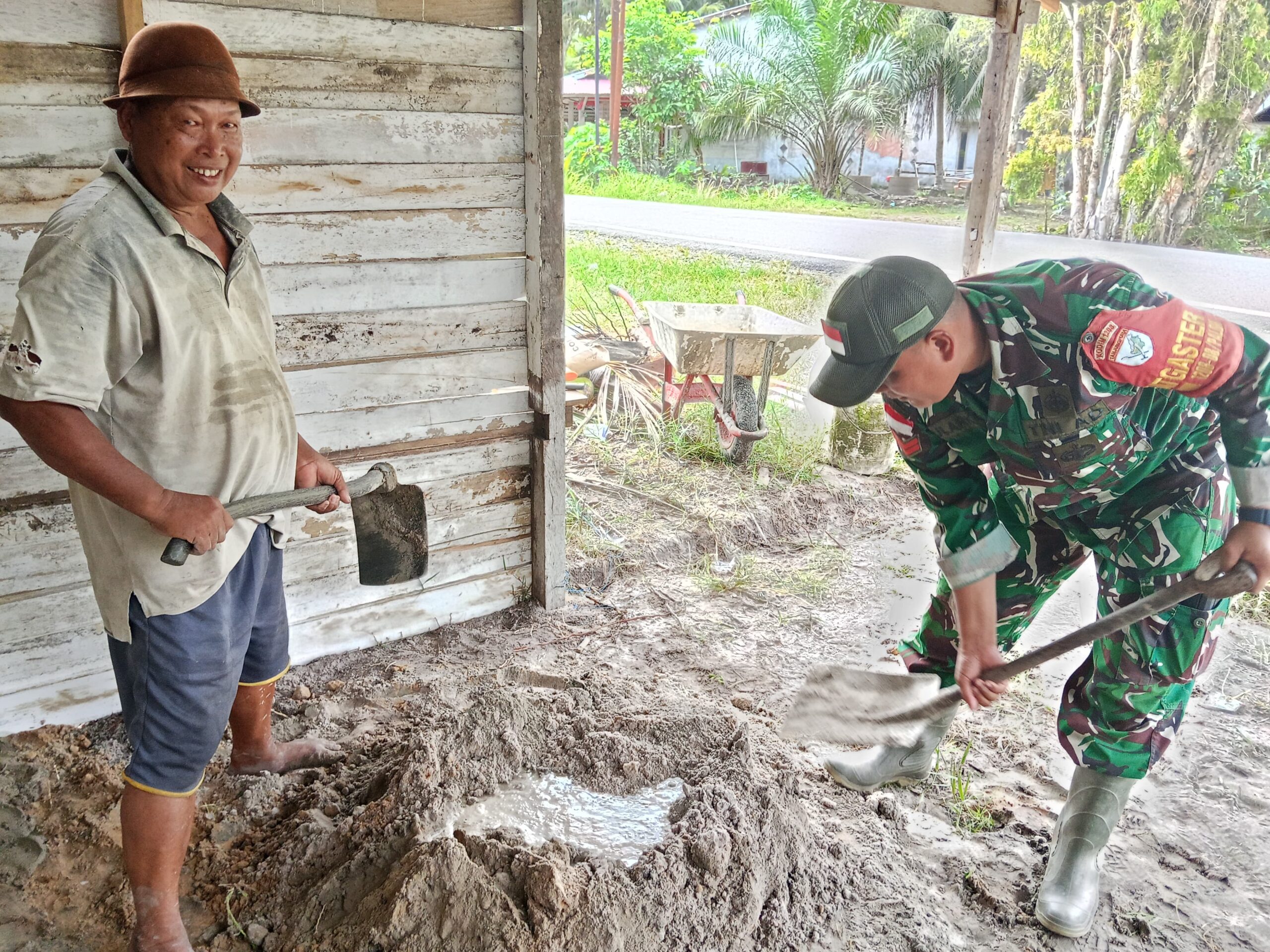 Bantu Ringankan Beban Warga, Babinsa Matang Danau Komsos Bersama Warga Bangun Warung Jualan