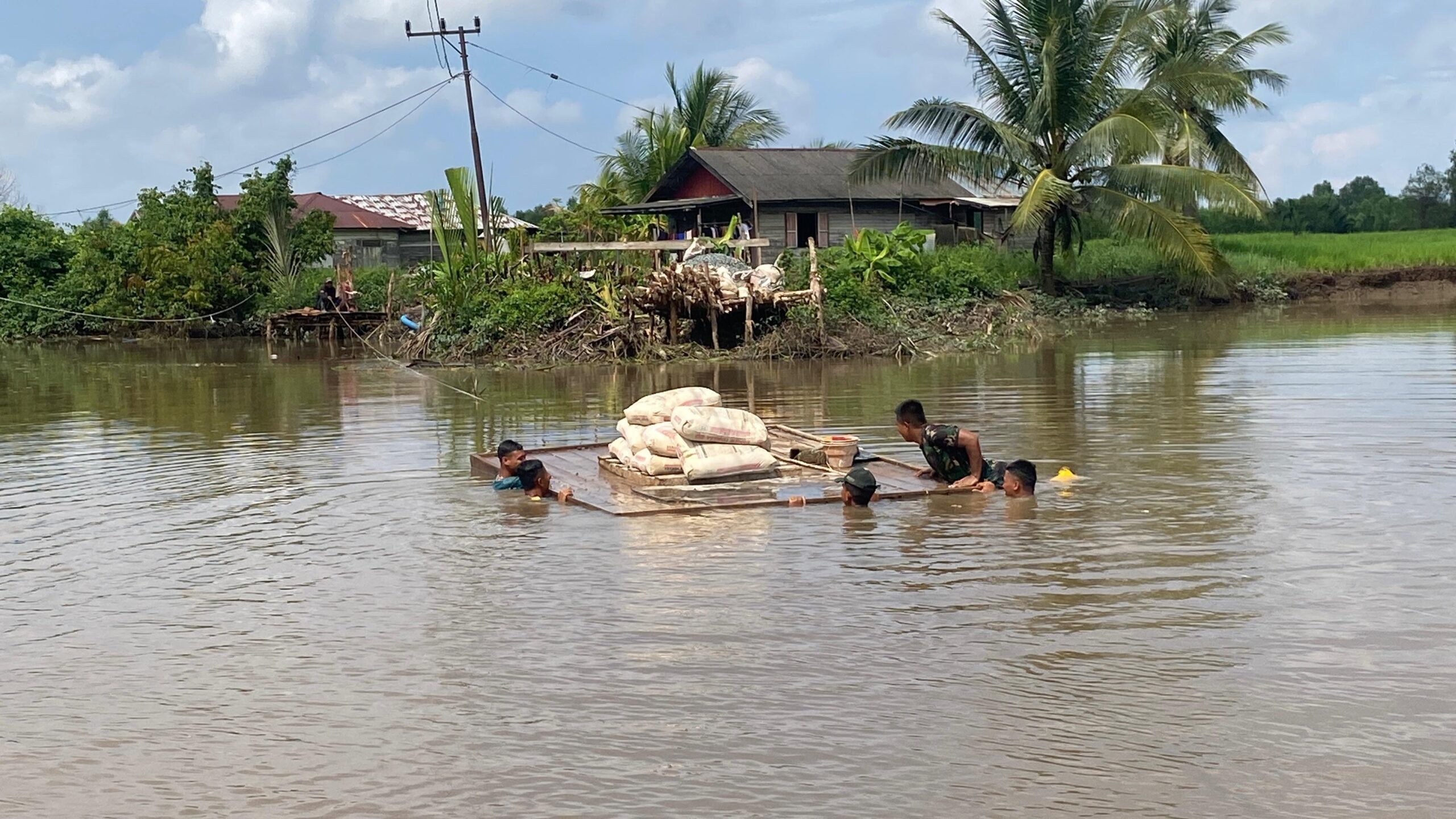 Tembus Medan Berat, Personel Kodim 1009/Tanah Laut Kebut Pengangkutan Material Demi Pengecoran Angkur Box Tepi Jauh Jembatan Garuda