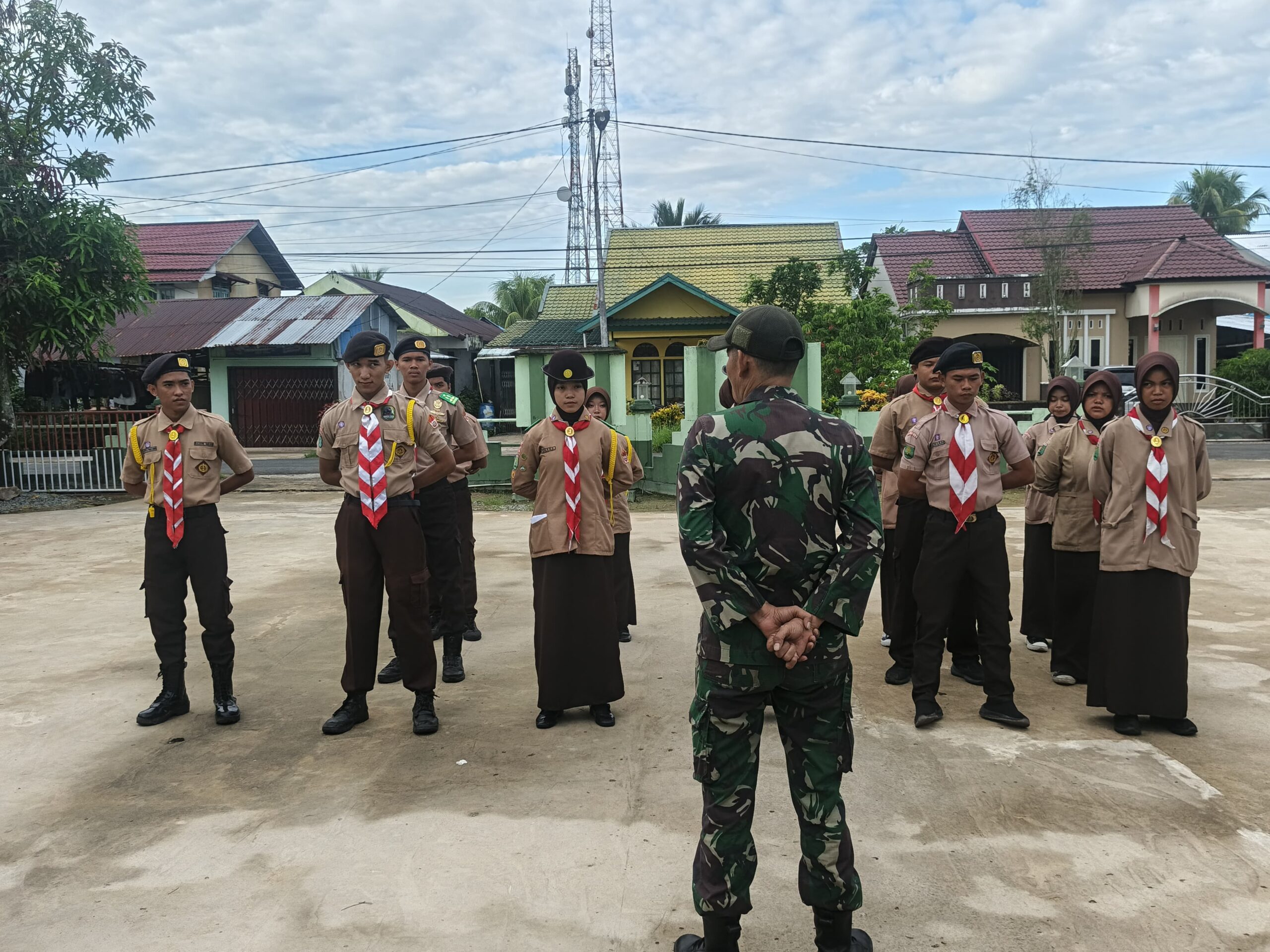 Tanamkan Disiplin Anggota Koramil 07/Teluk Keramat Laksanakan Pembinaan Kepada Anggota Saka Wira Kartika