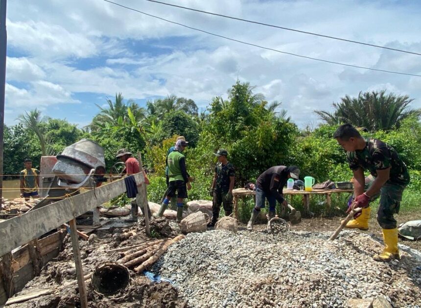 Pengecoran Lantai Dasar Angkur Box Tepi Jauh Jembatan Garuda Dimulai Personel Kodim 1009/Tla