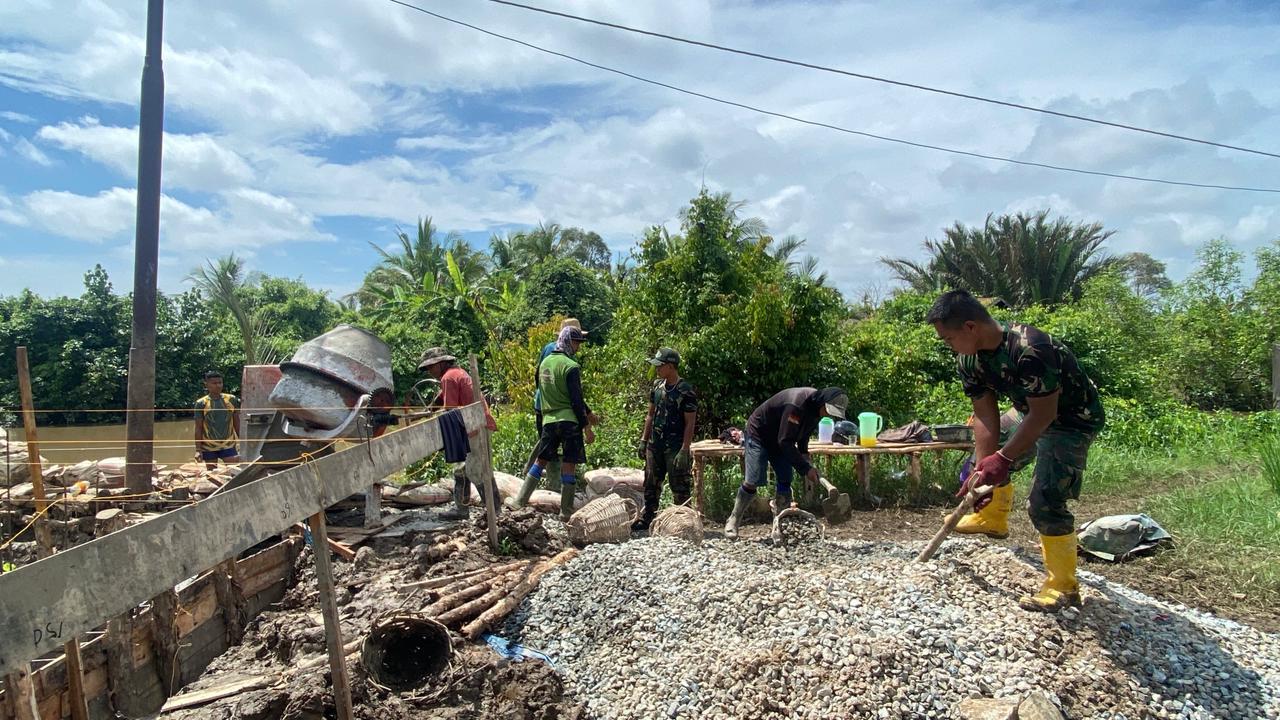 Pengecoran Lantai Dasar Angkur Box Tepi Jauh Jembatan Garuda Dimulai Personel Kodim 1009/Tla