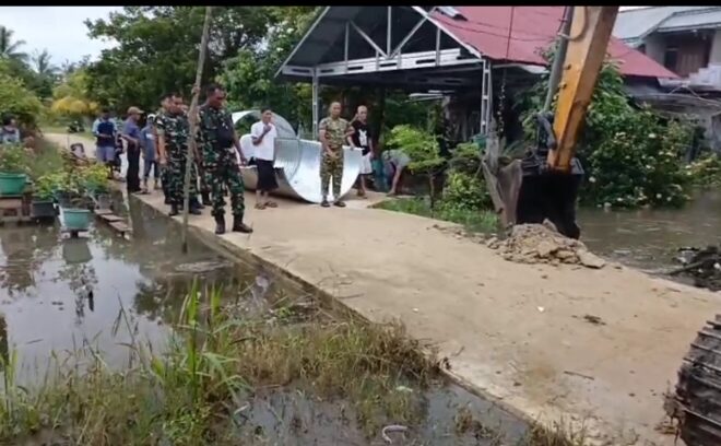 Pembangunan Jembatan Aramco Desa Tekarang Dipantau Langsung Oleh Dandim 1208/Sambas