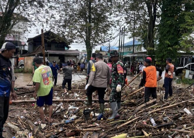 Normalisasi Sungai Barabai, TNI-Polri dan Warga Bersihkan Sampah Banjir