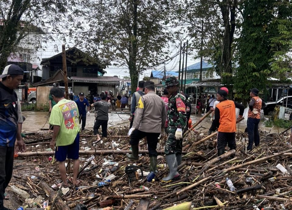 Normalisasi Sungai Barabai, TNI-Polri dan Warga Bersihkan Sampah Banjir