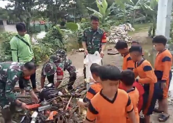 Koramil 1002-07/Batu Benawa Turun Tangan Bersihkan Sampah Akibat Banjir
