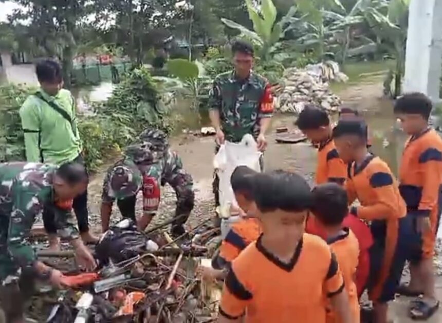 Koramil 1002-07/Batu Benawa Turun Tangan Bersihkan Sampah Akibat Banjir