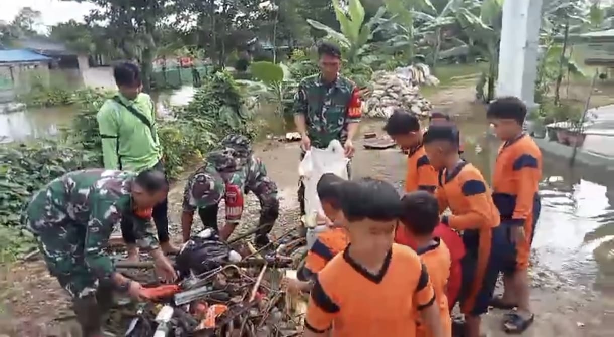 Koramil 1002-07/Batu Benawa Turun Tangan Bersihkan Sampah Akibat Banjir