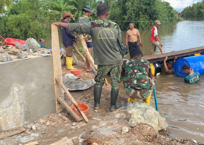 Personel Kodim 1009/Tanah Laut perbaiki Ponton, yang merupakan sarana alternatif untuk distribusi material