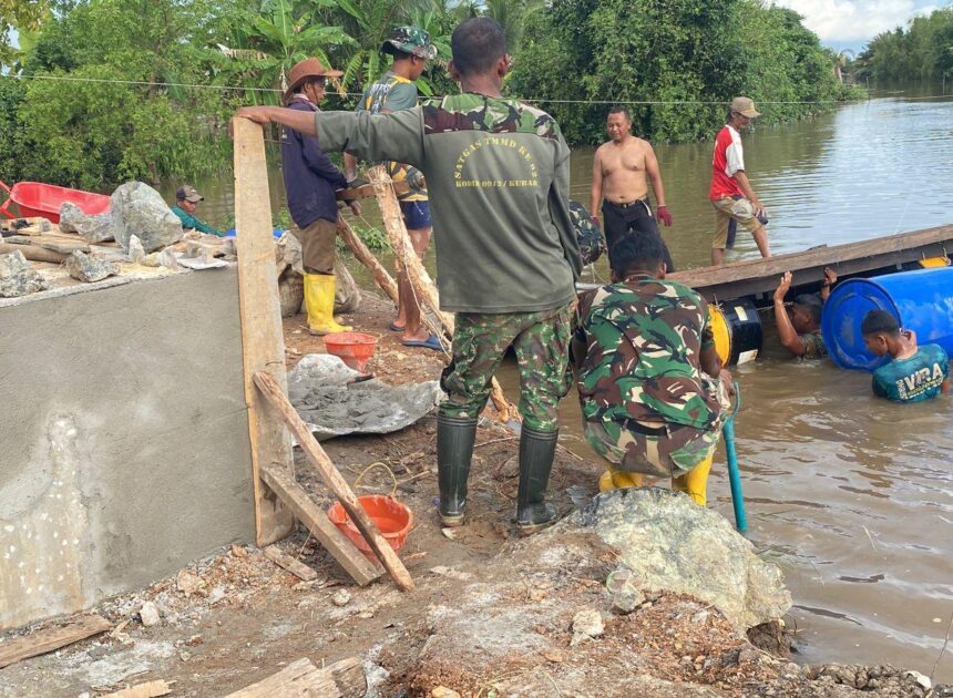 Personel Kodim 1009/Tanah Laut perbaiki Ponton, yang merupakan sarana alternatif untuk distribusi material
