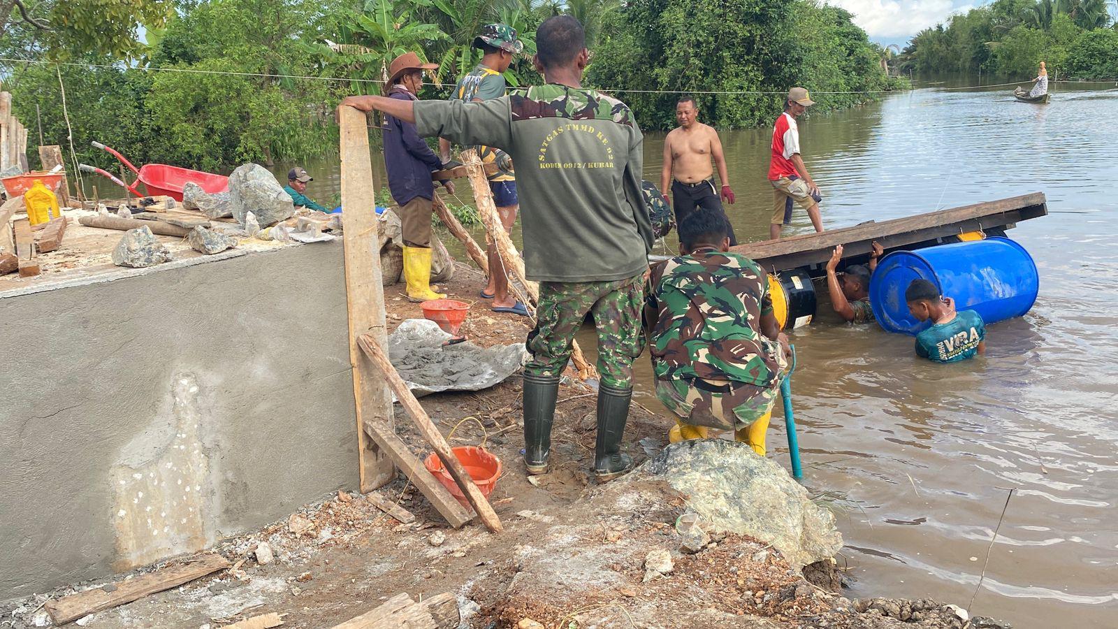 Personel Kodim 1009/Tanah Laut perbaiki Ponton, yang merupakan sarana alternatif untuk distribusi material
