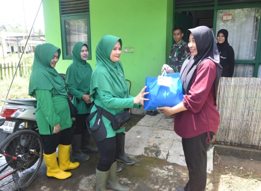 Persit Kodim 1002/HST Salurkan Bantuan di Asrama Komplek Beringin