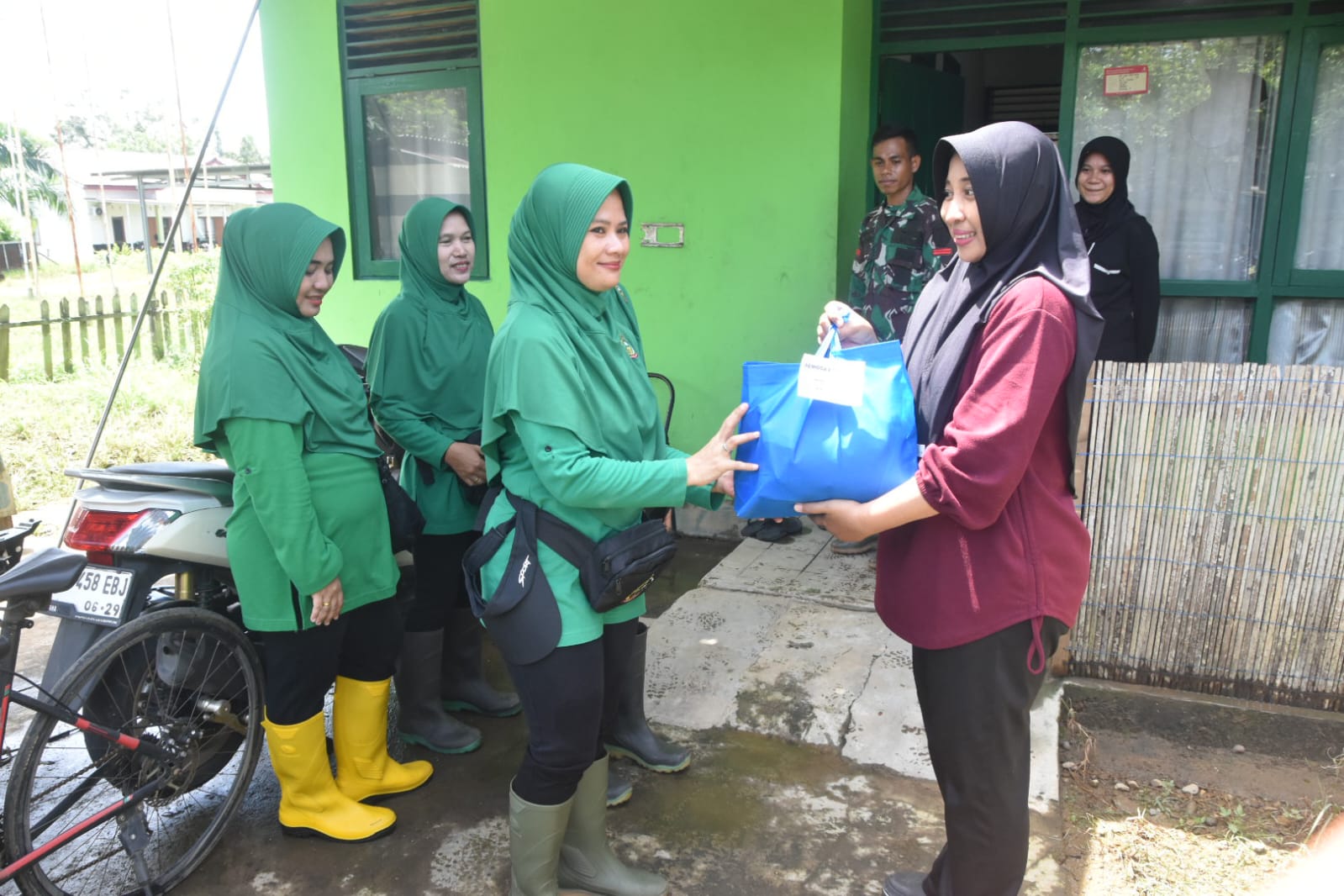 Persit Kodim 1002/HST Salurkan Bantuan di Asrama Komplek Beringin