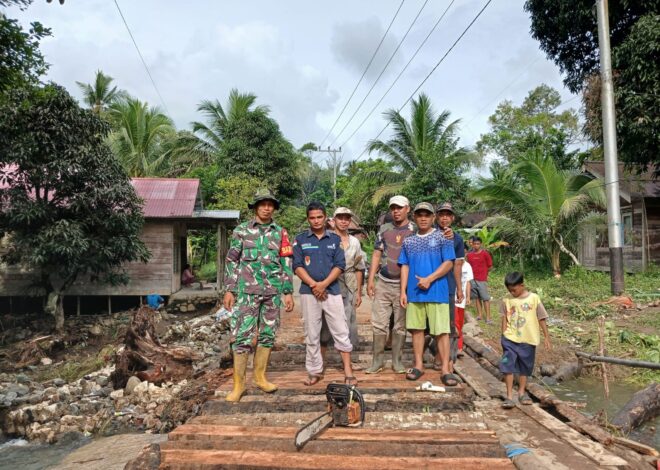 Gotong Royong Bangun Jembatan Darurat, Babinsa Koramil BAS Bersama Warga Tangani Dampak Banjir di Hinas Kiri