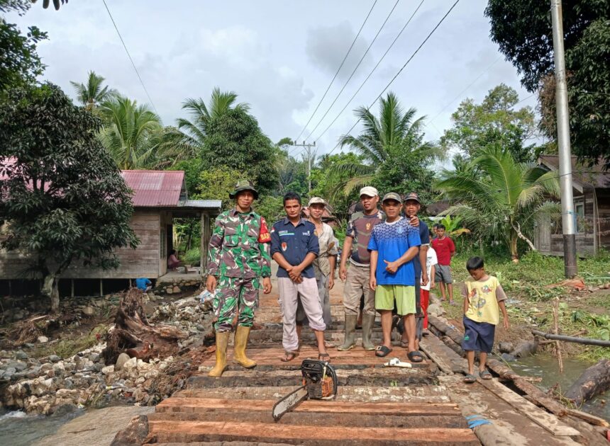 Gotong Royong Bangun Jembatan Darurat, Babinsa Koramil BAS Bersama Warga Tangani Dampak Banjir di Hinas Kiri