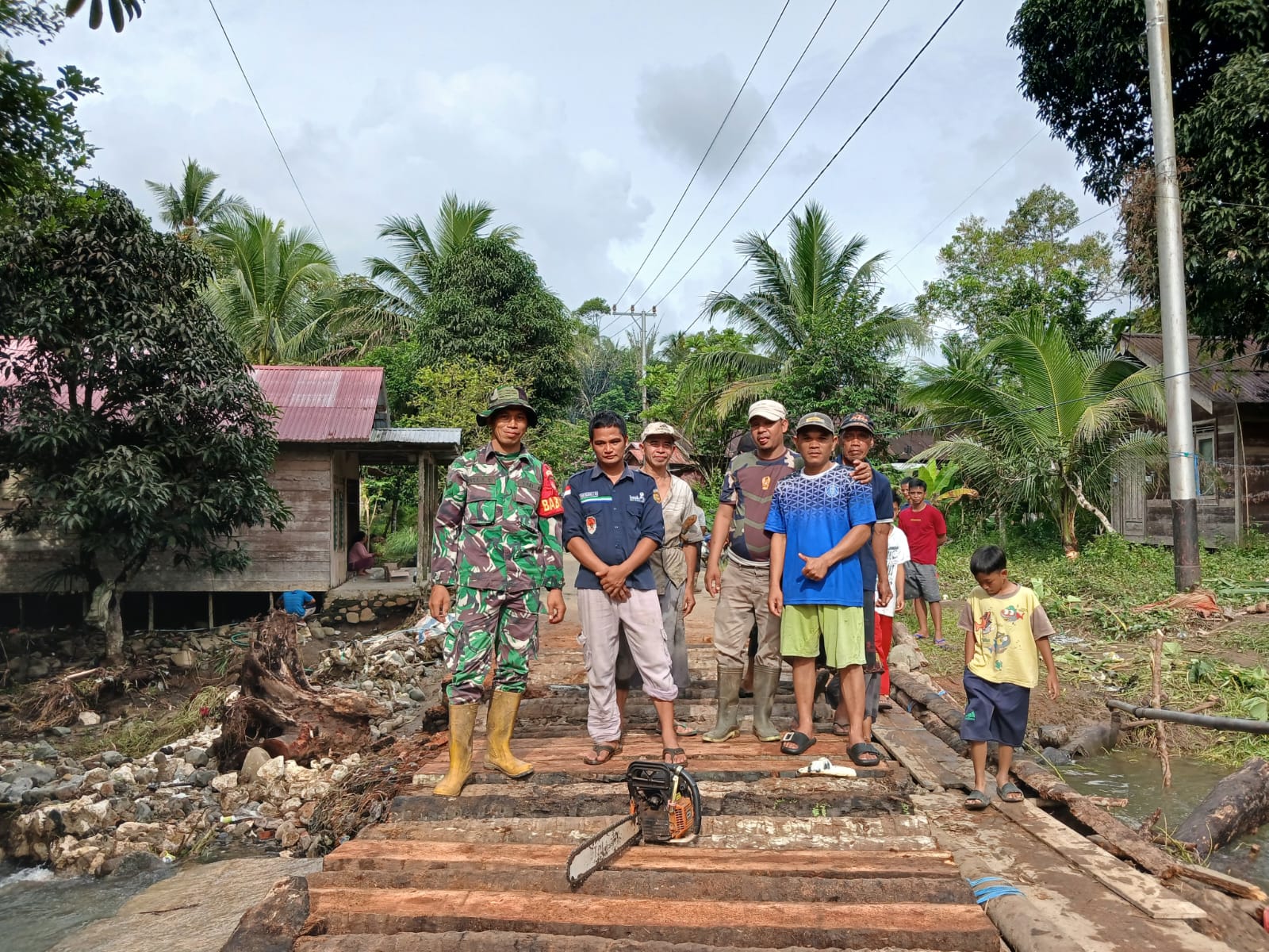 Gotong Royong Bangun Jembatan Darurat, Babinsa Koramil BAS Bersama Warga Tangani Dampak Banjir di Hinas Kiri