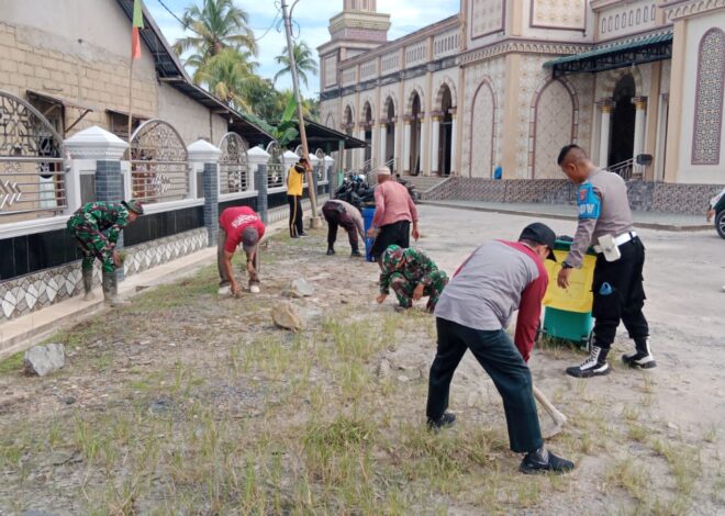 Jelang Idul Adha, Anggota Koramil, Polsek dan Warga Bersinergi Bersihkan Lingkungan Masjid