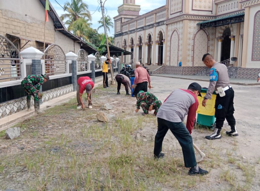 Jelang Idul Adha, Anggota Koramil, Polsek dan Warga Bersinergi Bersihkan Lingkungan Masjid