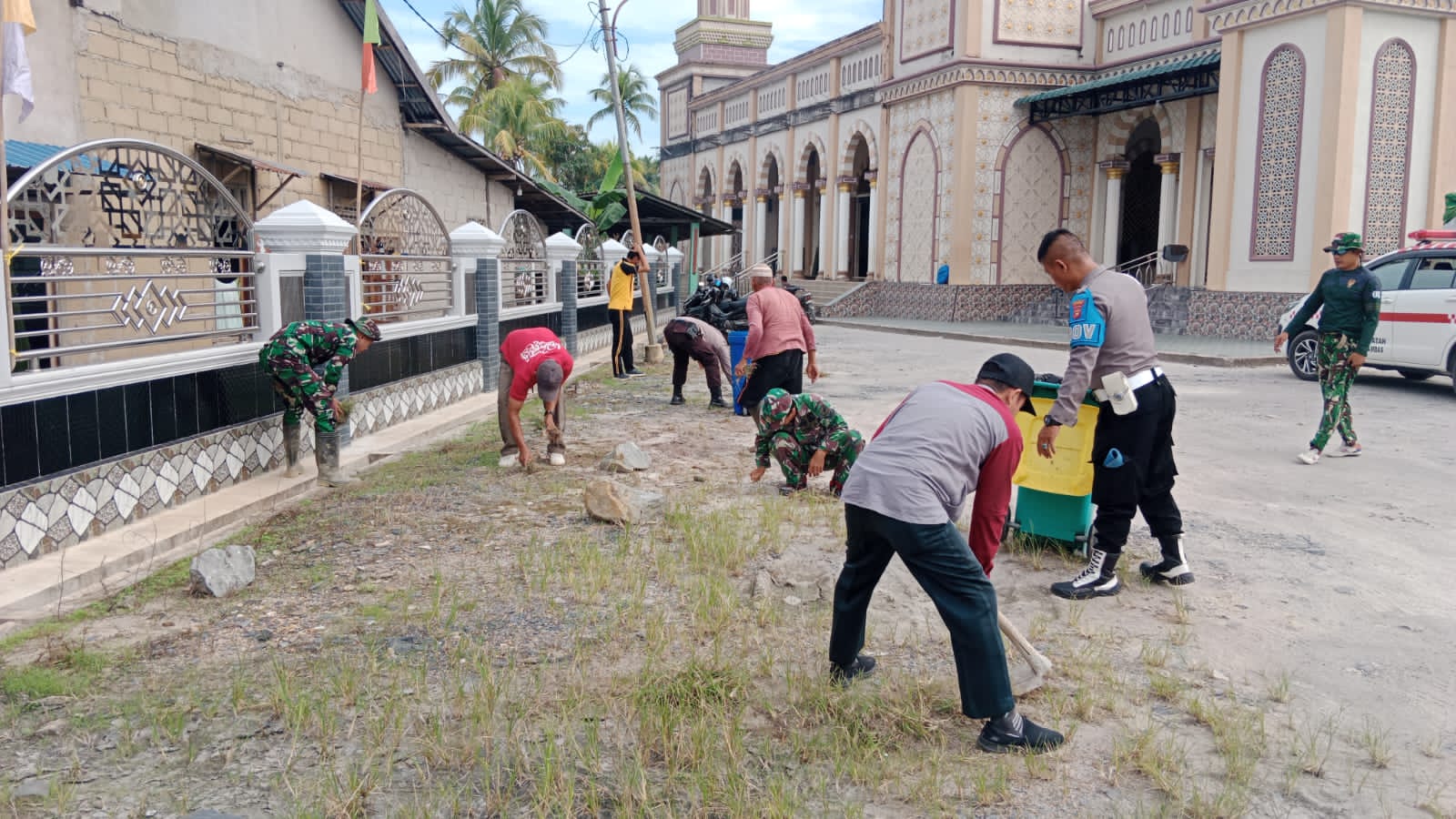 Jelang Idul Adha, Anggota Koramil, Polsek dan Warga Bersinergi Bersihkan Lingkungan Masjid