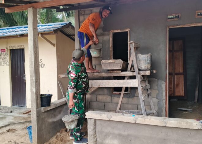 Ringankan Beban Masyarakat, Babinsa Koramil 1208-08/Paloh Bantu Warga Binaan Bangun Rumah