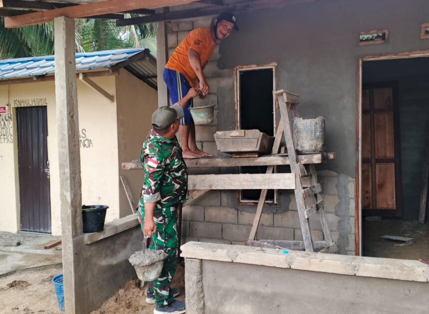 Ringankan Beban Masyarakat, Babinsa Koramil 1208-08/Paloh Bantu Warga Binaan Bangun Rumah