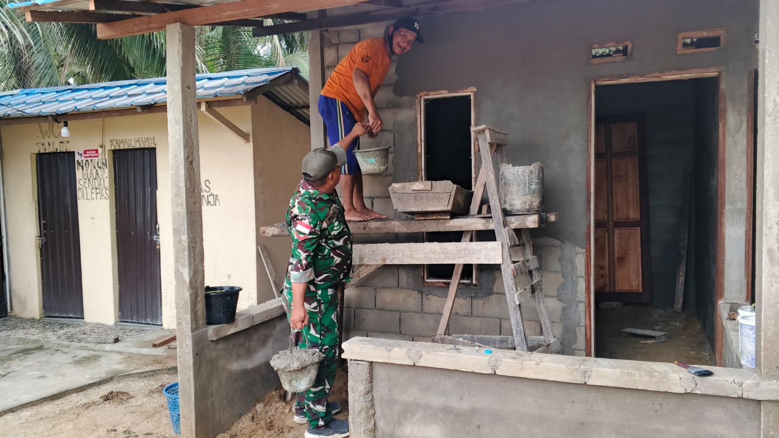 Ringankan Beban Masyarakat, Babinsa Koramil 1208-08/Paloh Bantu Warga Binaan Bangun Rumah