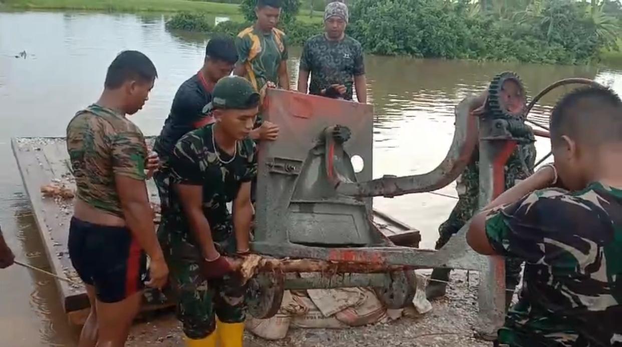 Mesin Molen Butuh Perawatan, Personel Kodim 1009/Tla Sigap Evakuasi ke Bengkel Demi Kelancaran Pembangunan Jembatan Garuda