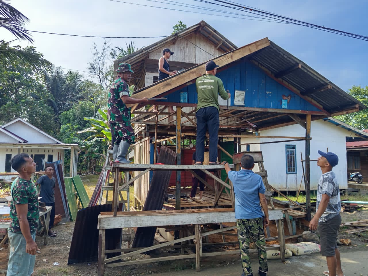 Pos Kamling Direhab, Babinsa dan Warga Awang Besar Kompak Bergotong Royong
