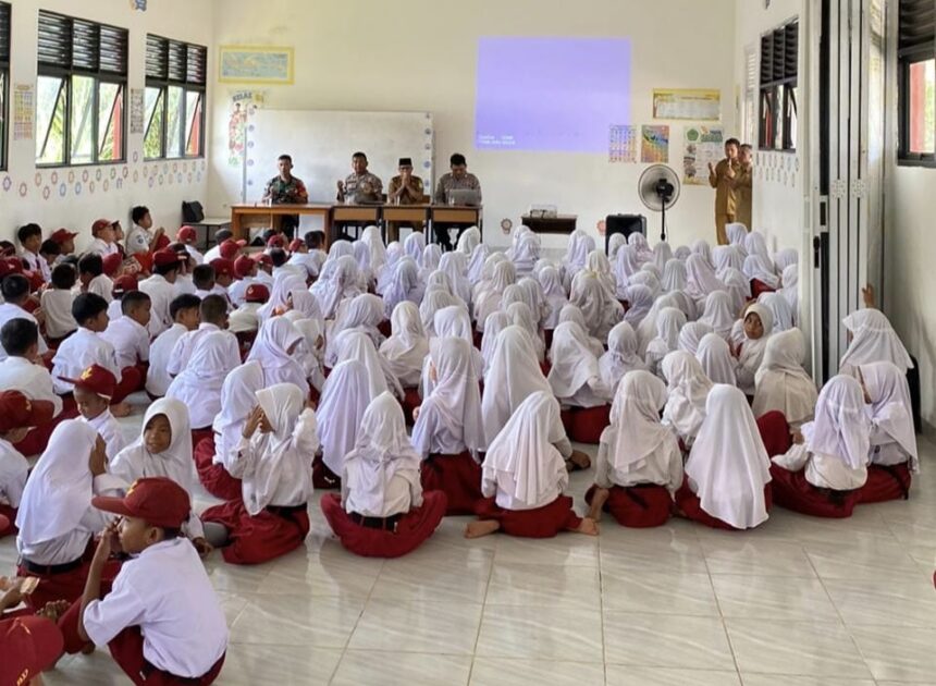 Pembinaan Karakter Pada Generasi Muda Koramil 02/Sejangkung Hadiri Penyuluhan Dampak Kenakalan Remaja Bagi Anak Usia Dini