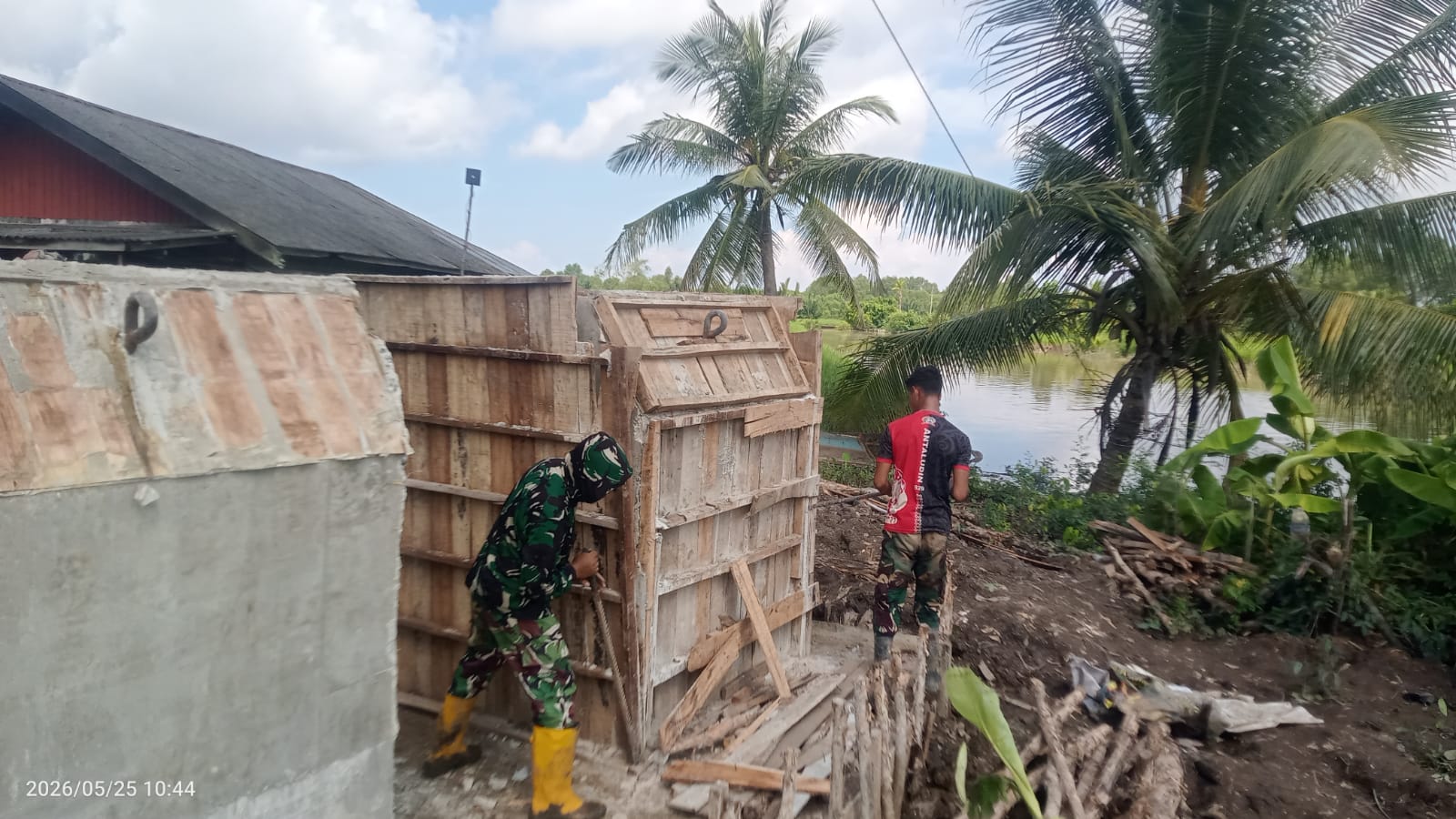 Telah Mengeras, Bekisting Angkur Box Tepi Jauh Dibongkar