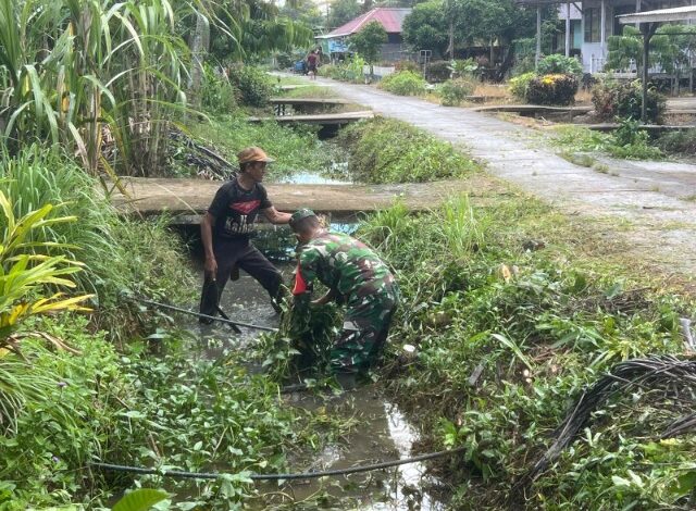 Cegah Timbulnya Penyakit di Musim Hujan, Babinsa Koramil 02/Sejangkung Bersama Warga Gotong Royong Bersihkan Parit